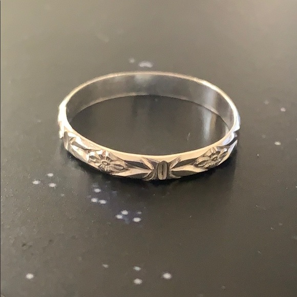 Silver Floral Dainty Ring Band NEW - Picture 2 of 5